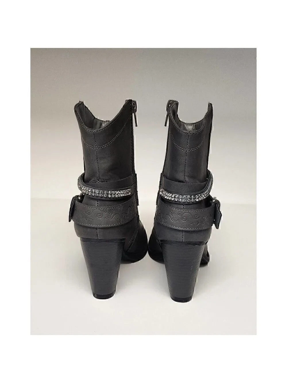 Daisy Fuentes 6M Valentina women's Western Ankle Bootie Gray Faux Leather
